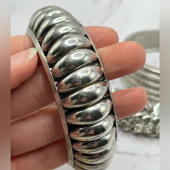 Set of 11 silver and gold tone bracelets - Picture 7 of 10